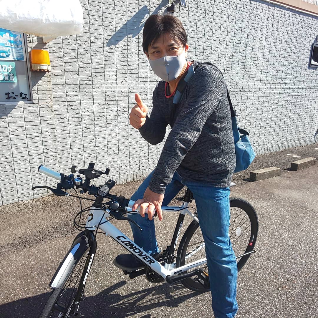 koji_nishio777's tweet photo. こんばんは🌙😃✨
昨日は息子がネットで買った「クロスバイク カノーバ」 登録しに行ってきました🚴
通販だから一部、息子自身で組み立ててたけど、間違えてたので組み直して上げました😅
乗りやすくて良い自転車で~す🚴💨
#クロスバイク #カノーバ #CANOVER #自転車 #サイクリング #西尾浩司 https://t.co/zoSKlpYqTE
