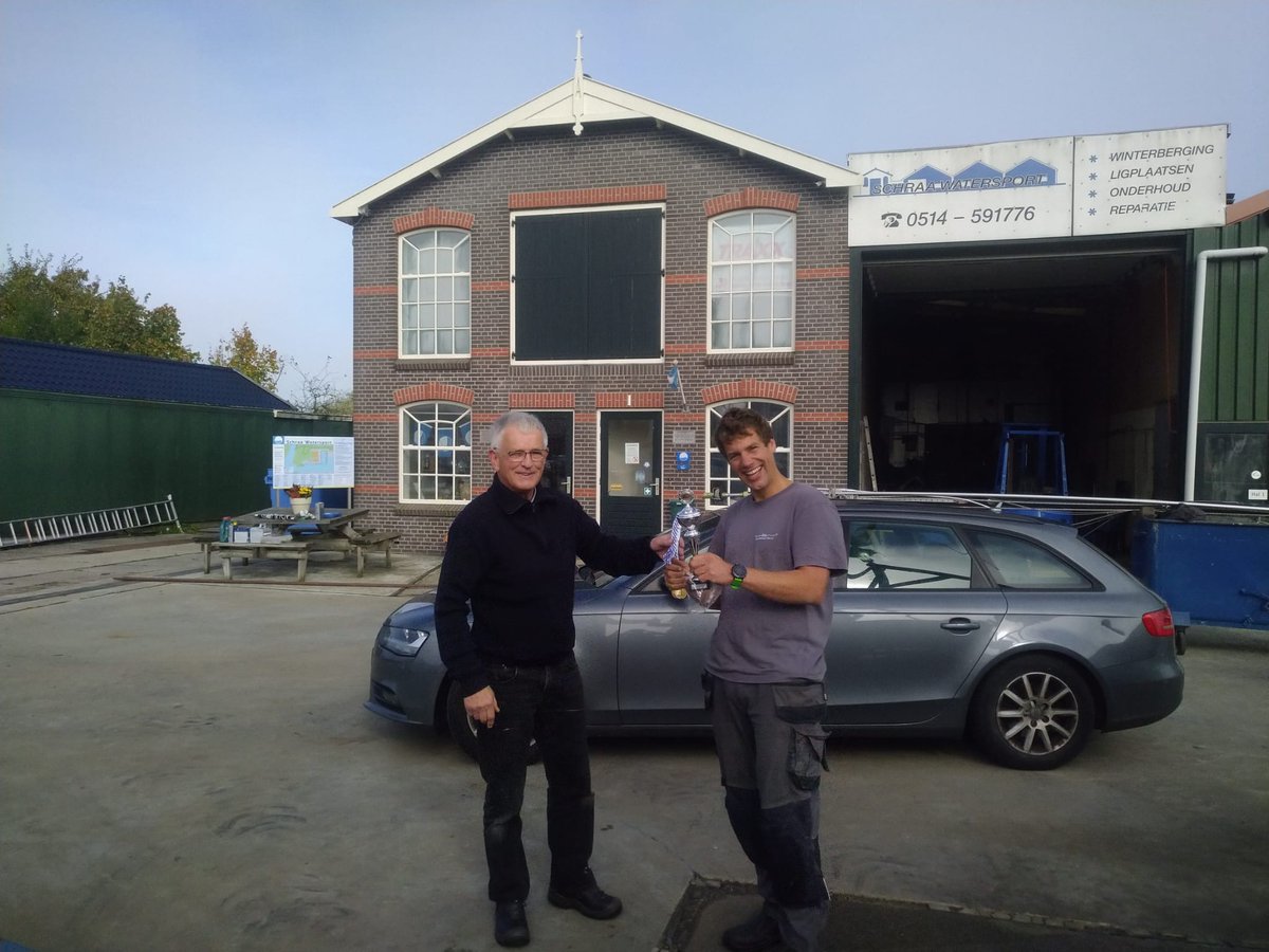 Verwisseling's tweet photo. Zojuist heeft de prijsuitreiking van de Slach om Heech plaatsgevonden. Nou ja, in ieder geval die van de 3e plaats in de B klasse 😉
#blij #prijs #slachomheech #slach #Heech #Skûtsje #Verwisseling #skûtsjesilen https://t.co/hJdFtQKMcm