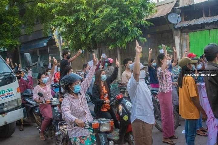 MyoThu199147's tweet photo. Sagaing region, Monywa town, Oct 7, people demonstrated in the street to support CDM and People Defence Force to end military regime.
#ASEAN_RejectSAC 
#WhatsHappeningInMyanmar 
#Oct7Coup https://t.co/z5Qg9v8puu
