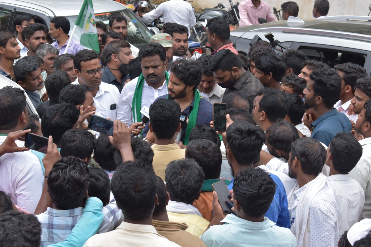 Nikhil_Kumar_k's tweet photo. ಹಾನಗಲ್ ವಿಧಾನಸಭಾ ಕ್ಷೇತ್ರದ ಉಪಚುನಾವಣೆಗೆ ಜೆಡಿಎಸ್ ಪಕ್ಷದ ಅಭ್ಯರ್ಥಿ ನಿಯಾಜ್ ಶೇಕ್ ಅವರ ನಾಮಪತ್ರ ಸಲ್ಲಿಕೆ ಕಾರ್ಯಕ್ರಮದಲ್ಲಿ ಭಾಗವಹಿಸಿದೆ. ಈ ಸಂದರ್ಭದಲ್ಲಿ ಮಾಜಿ‌ ಶಾಸಕರಾದ ಕೋನರೆಡ್ಡಿ ಅವರು ಜೊತೆಯಲ್ಲಿದ್ದರು.
ನಿಯಾಜ್ ಶೇಕ್ ಅವರಿಗೆ ನಿಮ್ಮ ಬೆಂಬಲ ನೀಡಿ, ಕ್ಷೇತ್ರದ ಜನರ ಸೇವೆ ಮಾಡಲು‌ ಒಂದು ಅವಕಾಶ ಮಾಡಿಕೊಡಬೇಕಾಗಿ ವಿನಂತಿಸುತ್ತೇನೆ. https://t.co/ZzqzqPZYPc