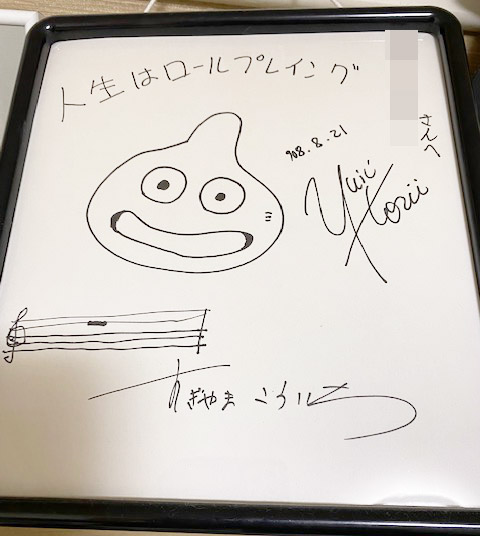 大好きだった会社を辞めてフリーランスになるのだから、本気で頑張らなきゃって。当時の想いを忘れないために今もデスクの前に飾ってます。全休符なのは当時はゲーム業界に戻らない予定だったから。 