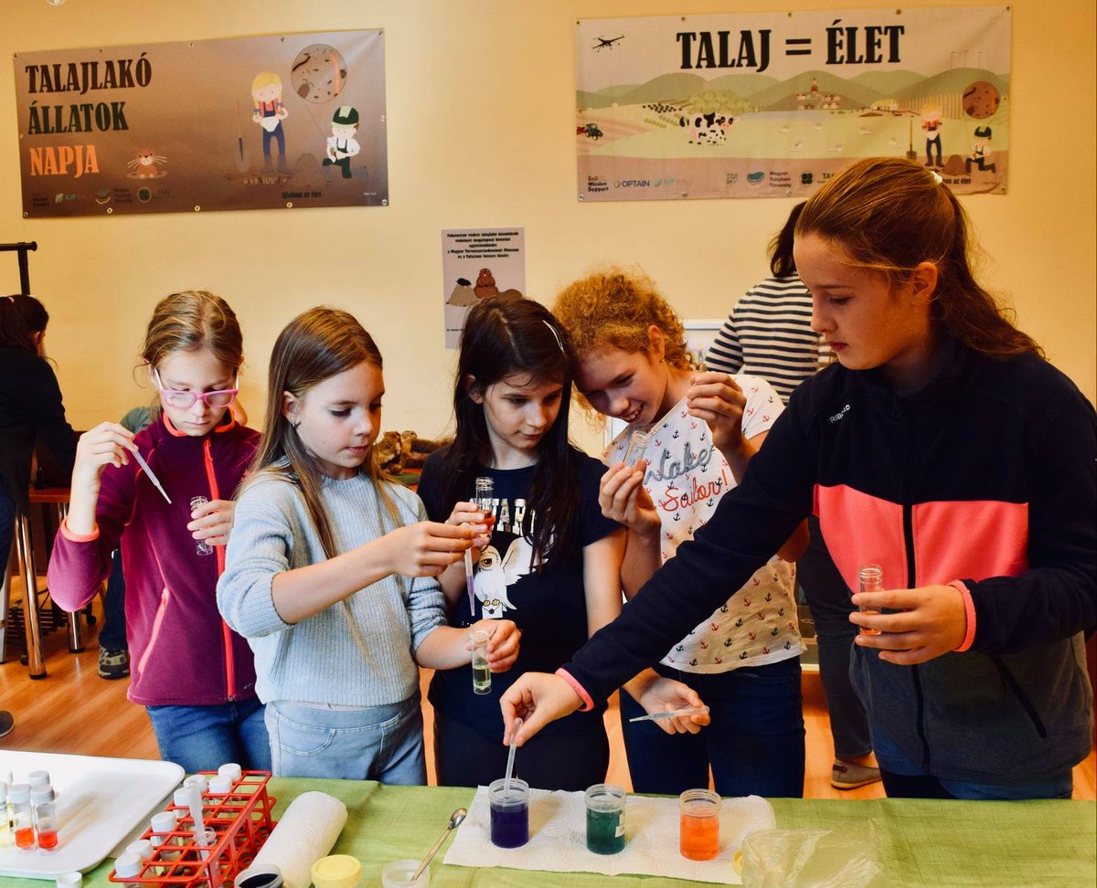 soil_sciences's tweet image. At #instituteforsoilsciences was held #theEuropeanResearchersNight which is a Europe-wide public event, which displays the diversity of science and its impact on citizens' daily lives in fun, inspiring ways.
#soil #soilhealth #soilmission #ejpsoil #environmentaleducation