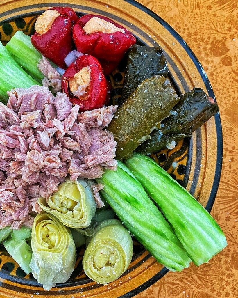 PintadeMtp's tweet photo. Même si je suis à 2 doigts de rallumer mon chauffage et que j'ai déjà débuté la saison des soupes... je suis toujours en amour des petites salades de l'été. Feuilles de vigne, poivrons farcis au fromage frais, concombre, artichaut mariné, thon et cébette… https://t.co/FexM2BcQV1 https://t.co/uwOPiLV48V