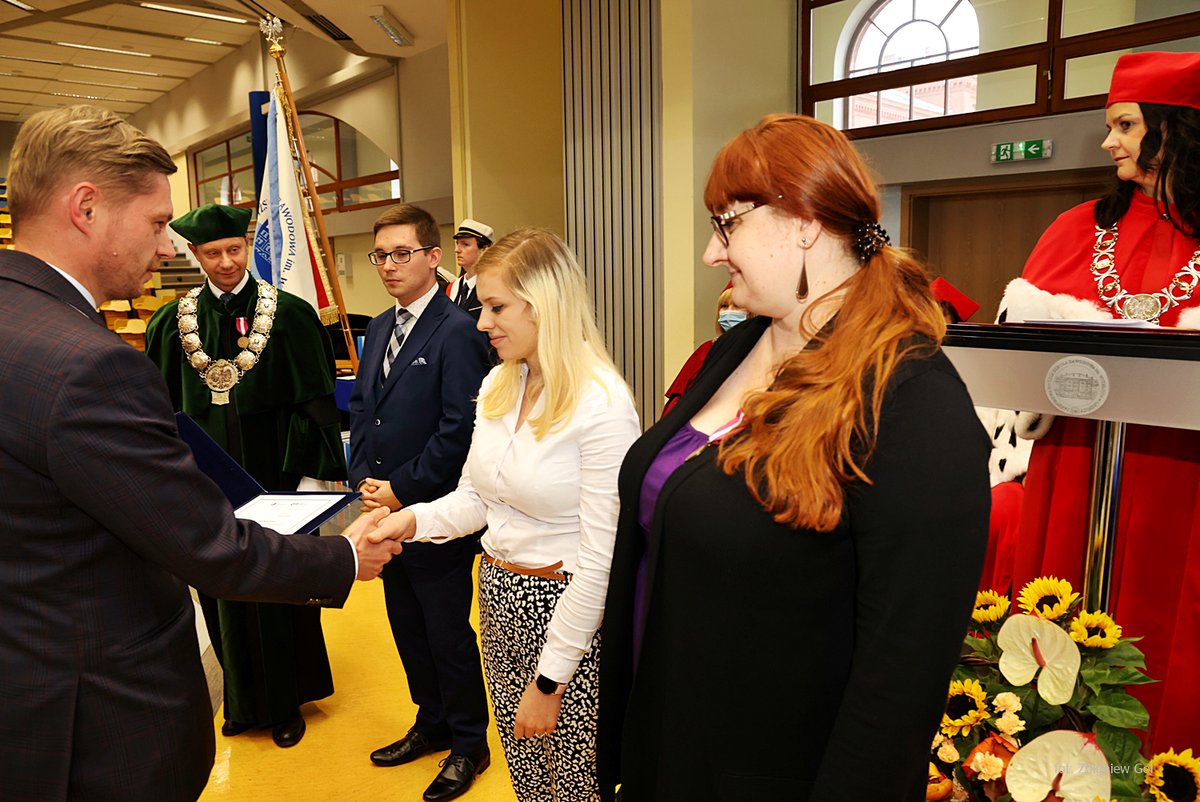 WNTiEPWSZLca's tweet photo. Absolwenci @WNTiEPWSZLca laureatami konkursu pn. „Najlepsza Praca Dyplomowa” organizowanego przez @LegnicaSEZ  oraz @PWSZimWitelona❗

Gratulujemy 👏❗
Informacje na➡️https://t.co/vTjlNl1Ut6

#witelonka #pwszlegnica #wntiepwszlegnica #studenci #jesteśmydumni #gratulujemy https://t.co/C12oKllTsz