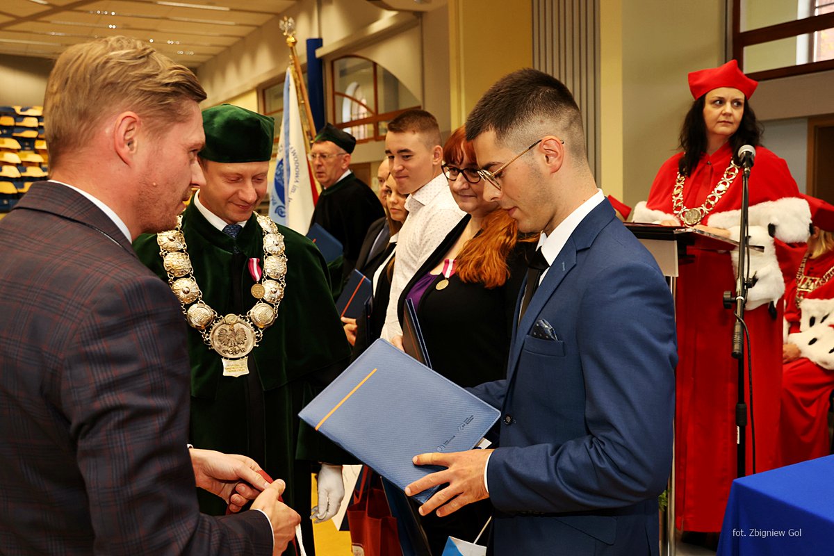 WNTiEPWSZLca's tweet photo. Absolwenci @WNTiEPWSZLca laureatami konkursu pn. „Najlepsza Praca Dyplomowa” organizowanego przez @LegnicaSEZ  oraz @PWSZimWitelona❗

Gratulujemy 👏❗
Informacje na➡️https://t.co/vTjlNl1Ut6

#witelonka #pwszlegnica #wntiepwszlegnica #studenci #jesteśmydumni #gratulujemy https://t.co/C12oKllTsz