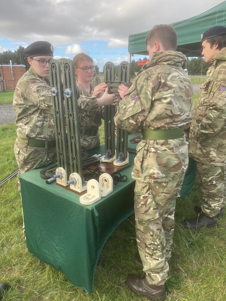 UtcwCcf's tweet photo. Great to see Year 10 @UTCWarrington Cadets taking part in the army STEM day. @CCFcadets @ctt_nw @75EngrRegt https://t.co/HeEOYegeC8