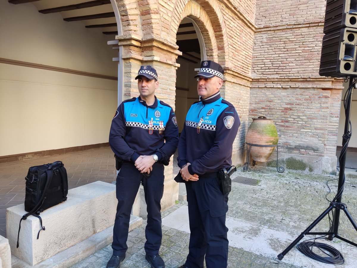 PMTudela's tweet photo. Esta mañana se ha celebrado un acto de reconocimiento de la labor policial durante la pandemia en #Tudela 👮‍♀️👮‍♂️
Además se ha condecorado con la medalla de servicios distinguidos a dos agentes de nuestra PM🎖️🎖️
Enhorabuena a todos 👏👏👏 https://t.co/3ZjcjTpcDJ