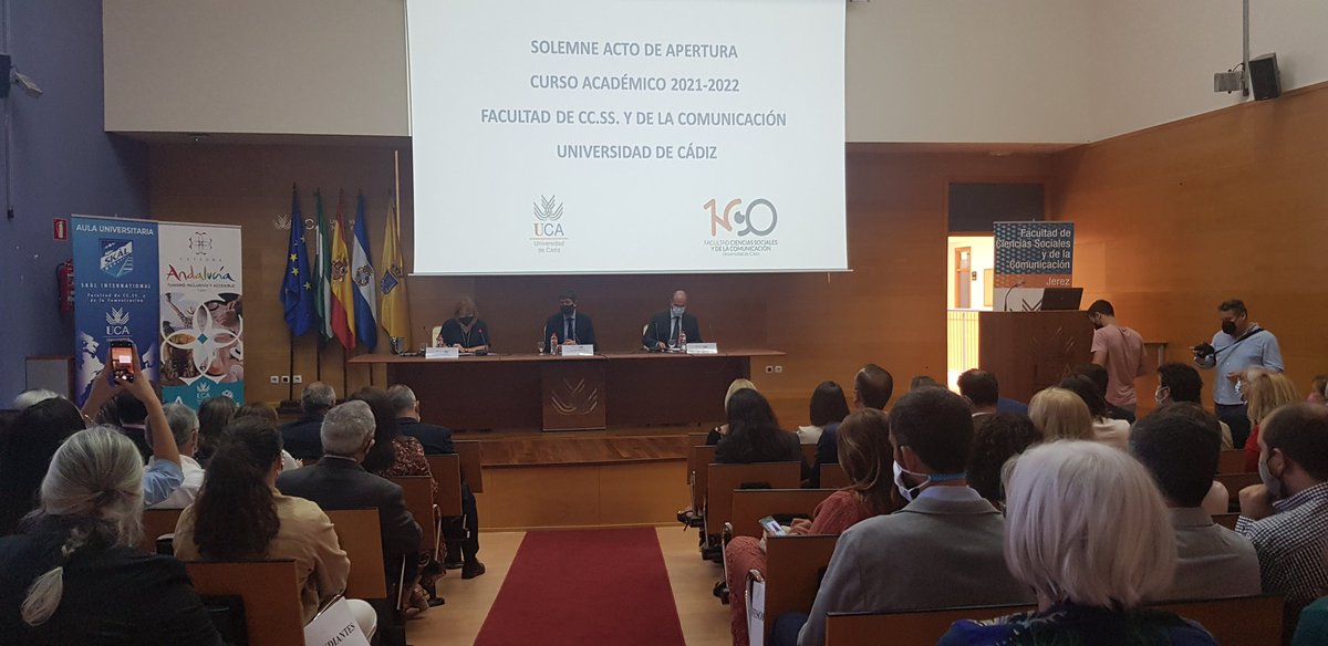 La Facultad de Ciencias Sociales y de la Comunicación de la <a href="/univcadiz/">Universidad de Cádiz</a> celebra el acto de apertura del curso 2021/22 en el marco de los 100 años de estudios superiores en Jerez. El acto ha contado con la presencia @JuanMarin_Cs, vicepresidente de la Junta de Andalucía