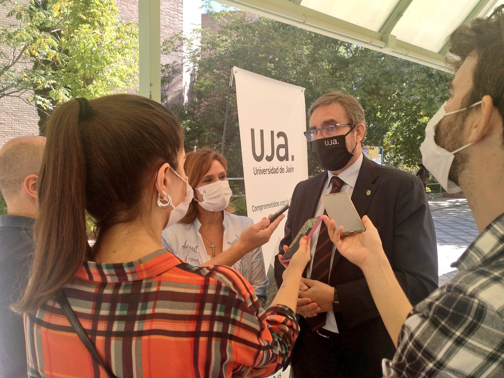 ujaen's tweet photo. 🎙️El Rector @juangomezUJA, en su atención a medios de comunicación, recalca🗣️ que "el #DiaUniSaludables se enmarca en la promoción de los hábitos de vida saludable como parte de la formación universitaria y como uno de los objetivos de la @ujaen" #UJASaludable #UJAResponsable https://t.co/xUws6t6CEf