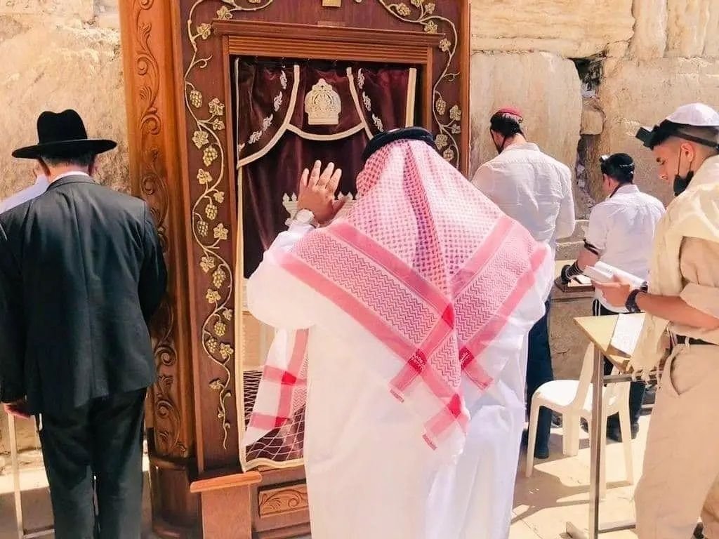 QudsNen's tweet photo. A Bahraini delegation partook in today's settlers' raid into al-Aqsa Mosque. Along with a number of colonial Israeli settlers, they performed rituals and took pictures at al-Buraq Wall in occupied #Jerusalem. https://t.co/aPzlbYJHFv