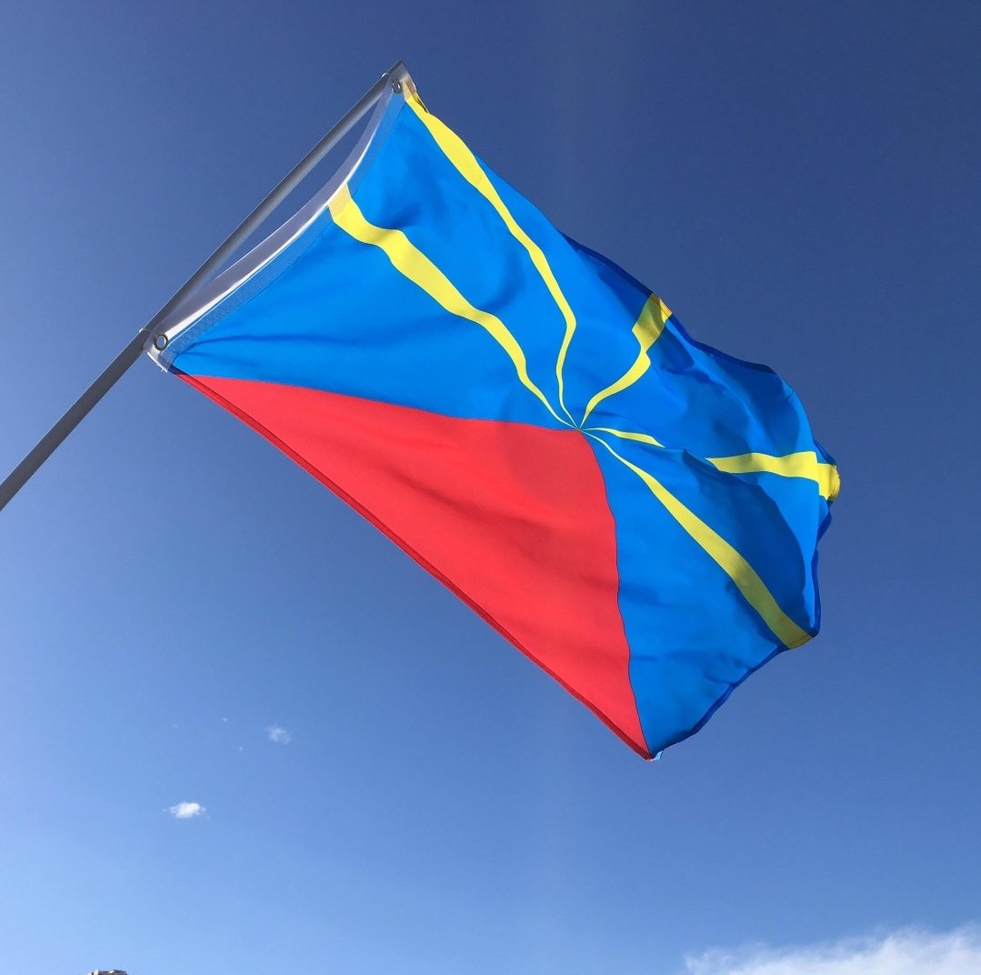 _MC974_'s tweet photo. Juste pour le plaisir
The flag                          The face https://t.co/zWR9DQAyS3