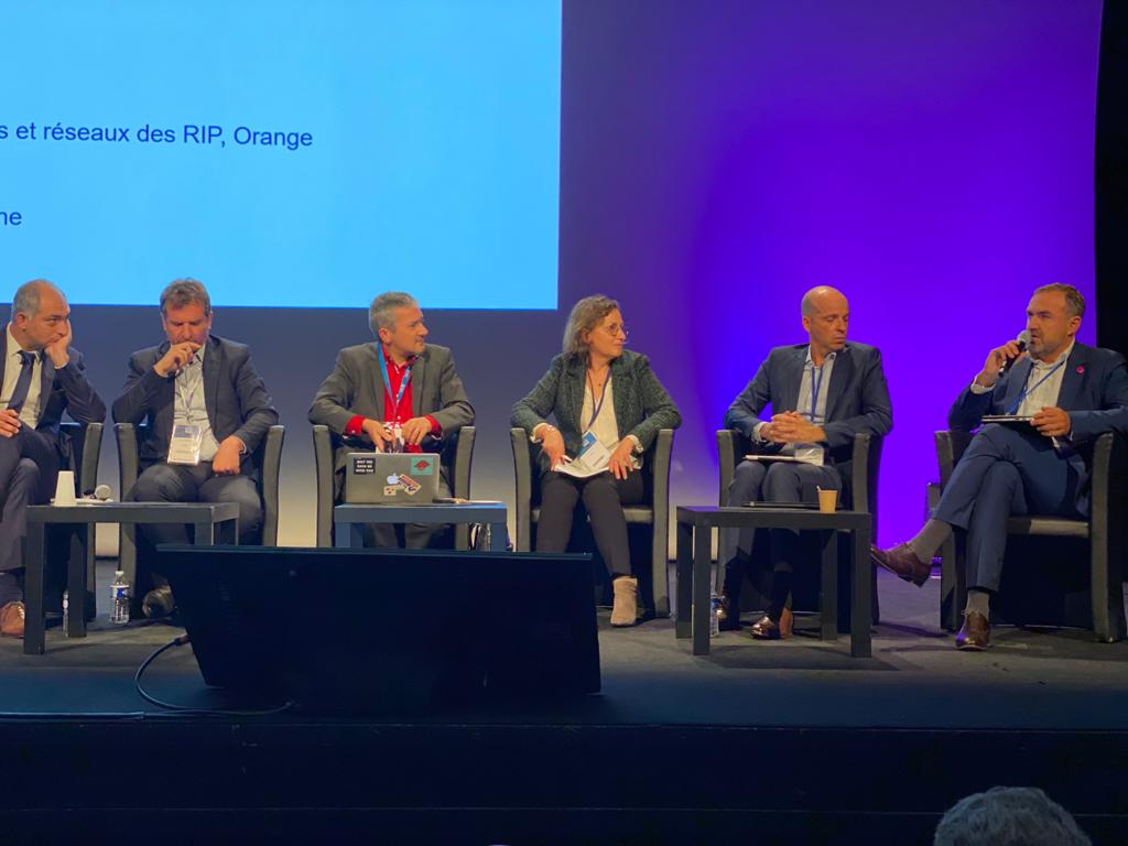 DEF_ALTITUDE's tweet photo. #UTHD 👉Les RIP à plein régime.
Le #déploiement de la #fibre s’accentue sur l’ensemble du territoire français et nous devons assurer la pérennité des #réseaux. @InfraNum a défini la ligne avec une résolution collective opérationnelle, efficace et équilibrée. https://t.co/CgHozpQwME
