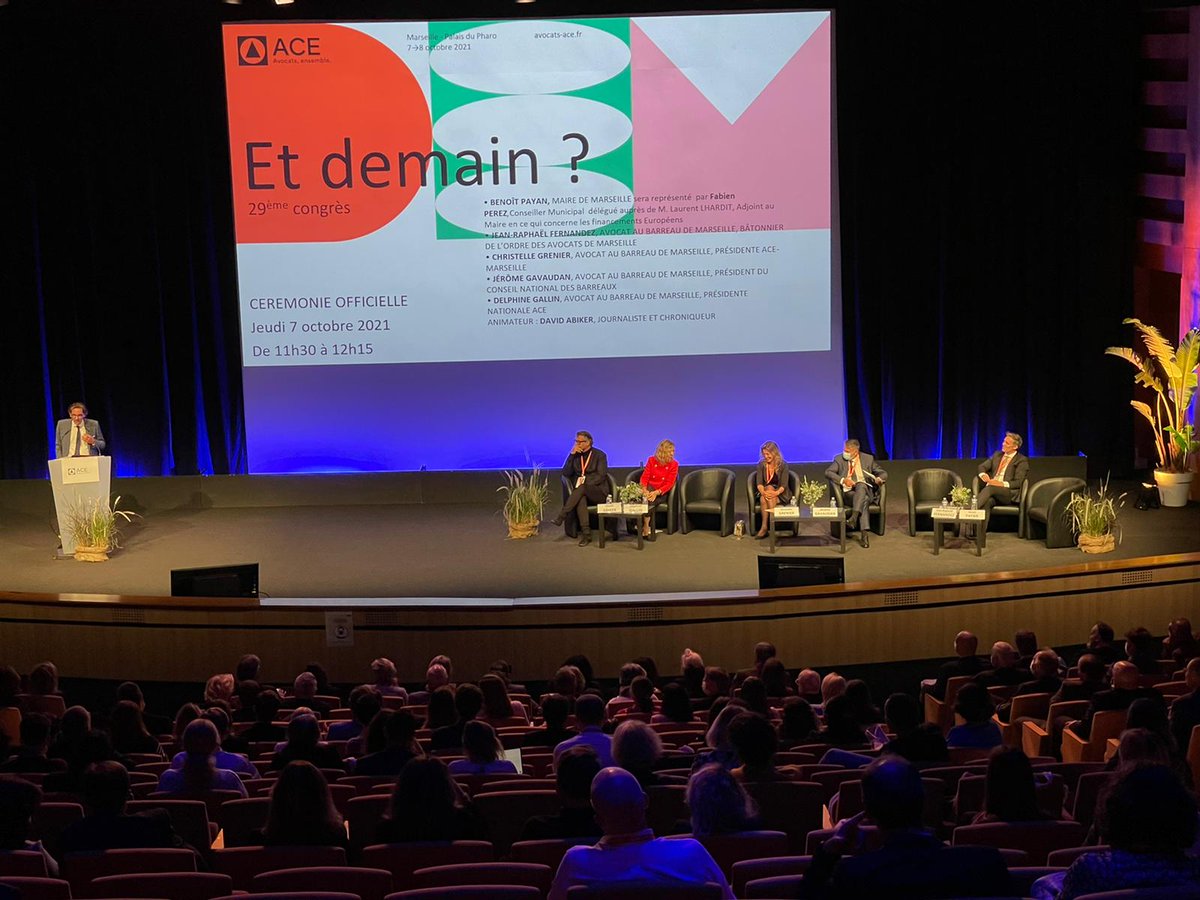 ACEavocats's tweet photo. 😎🤩 Nous sommes 600 !
600 avocats réunis pour construire ensemble l’avenir de notre profession à Marseille ! 💪
👏 Un très grand merci à tous nos intervenants et nos partenaires !
#congresACE #Avocats https://t.co/dq2L0o1huE