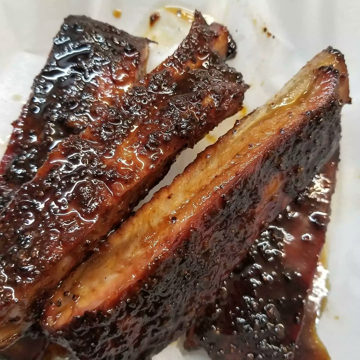 Pattons_Alcorn's tweet photo. #ThemRibs on deck @ 11am Today! π₯π₯π₯π₯ #WoodFired #LowandSlow #ThatSmoke #Pattons #40Slabs #getsome #Alcorn https://t.co/FVQryNRvlB