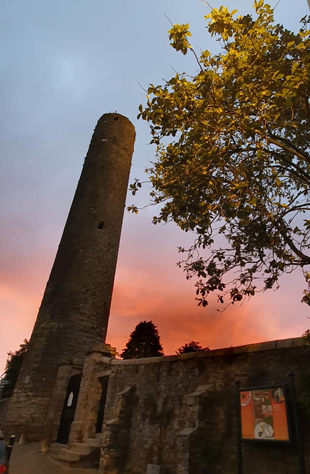 Headfort's tweet image. The Headfort at night (and the heritage town of Kells) is a sheer delight! Come and visit us this Autumn to use our award-winning hotel as a base to explore and discover all of the history of the beautiful Boyne Valley region. #OriginalIrishThursday