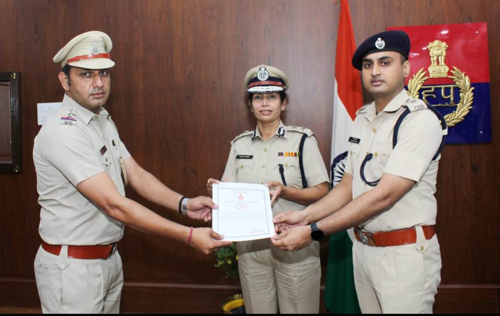 police_kaithal's tweet photo. सिपाही पेपर लीक तथा डबल मर्डर मामले में अपराधियों को सलाखों पीछे पहुंचाने में बेहतरीन कार्य करने वाले पुलिस कर्मचारियों व अधिकारियों को आईजी ममता सिंह ने प्रशंसा पत्र व नकद ईनाम देकर किया सम्मानित
@police_haryana 
@DGPHaryana 
@igkarnal 
@lokender_IPS https://t.co/tJVLL7JGhU