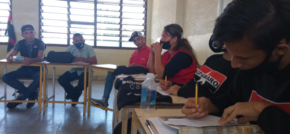 CaguaRebeldeMRT's tweet photo. #07Oct Ahora desde el mcpio Mariño se realiza el Primer encuentro de Comunicación y Propaganda del Edo Aragua, con la militancia que está en la vanguardia comunicional dentro de nuestro @TupamaroMRT 

¡Contra la Guerra Mediática Comunicación Popular! https://t.co/AO2g64qhkh