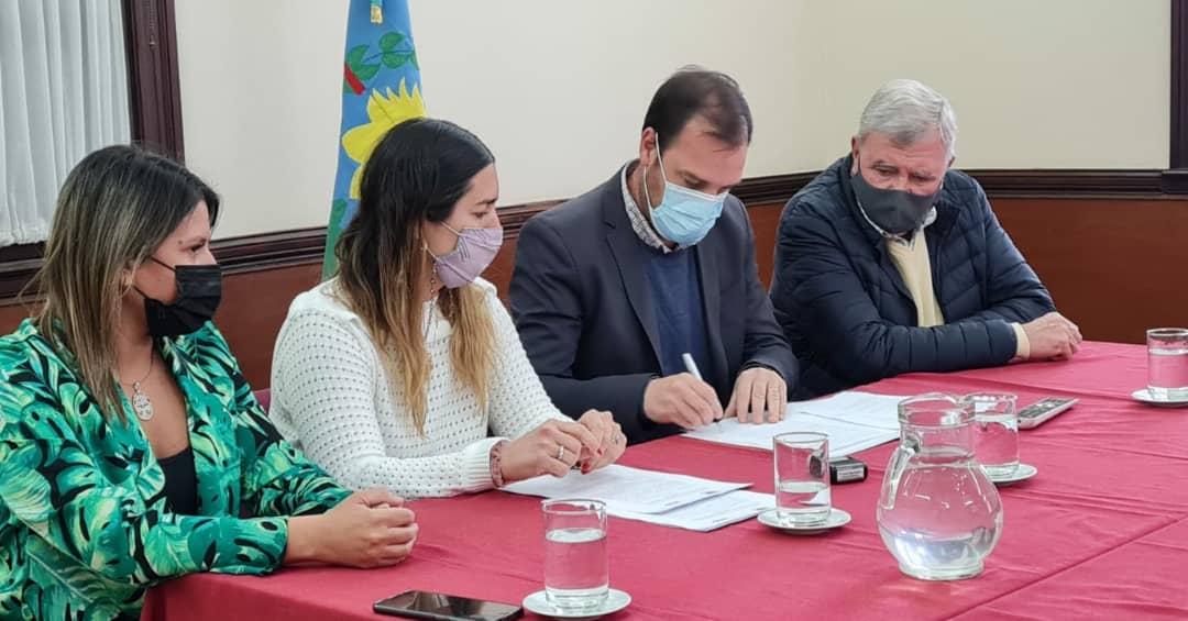 Munirivadavia1's tweet photo. SE FIRMÓ UN ACUERDO DE COLABORACIÓN ENTRE LA UNIVERSIDAD CATÓLICA DE LA PLATA Y LA MUNICIPALIDAD DE RIVADAVIA

Este jueves 7/10 se firmó un importante acuerdo marco de cooperación entre el Municipio de Rivadavia y la UCALP. 

+INFO 👉 https://t.co/JN7rWwIzKW https://t.co/5YGJa35JXO