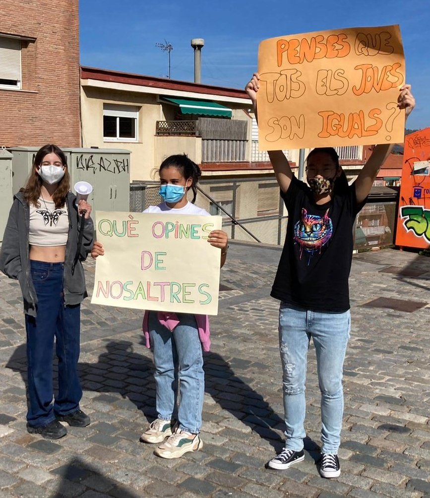 ESO2Virolai's tweet photo. Com ens veieu als joves? Som un problema? Coneixes a ... Tanquem el projecte d'acollida amb una intervenció a l'espai públic per pensar i fer pensar al voltant del nostre rol a la societat. https://t.co/rlfGn9cAFm