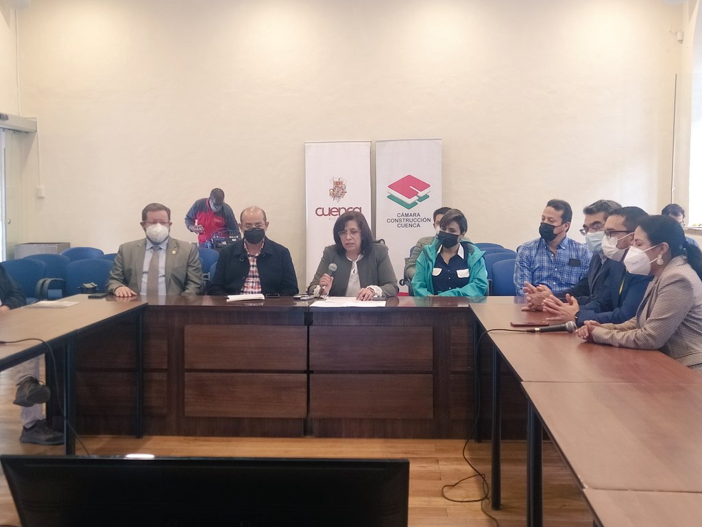 camaraconscue's tweet photo. La Presidenta de la Cámara de la Construcción de #Cuenca, María Cristina García realizó la entrega formal de documentación referente al fraccionamiento de suelo de áreas urbanas y de expansión urbana a las autoridades de la provincia. https://t.co/eoaN0xaCOT