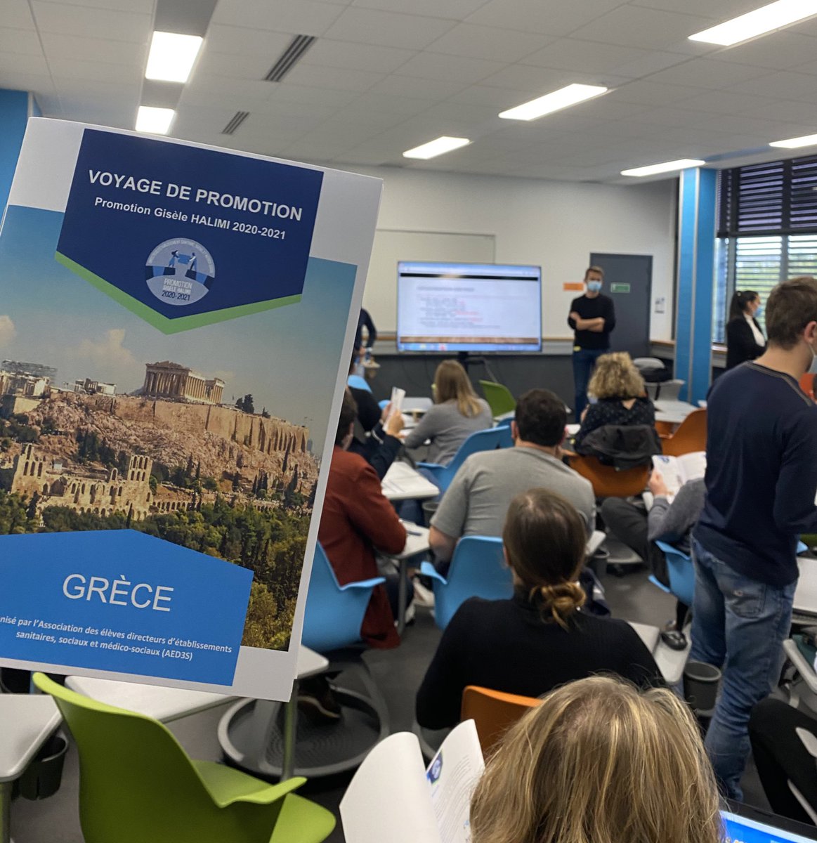 🇬🇷 #ED3SENGRÈCE 🇬🇷 

Départ imminent pour la Grèce ✈️ 

Les @Ed3sGisele seront de retour dès lundi pour vous faire découvrir leur voyage d’étude qui s’annonce riche en rencontres et enseignements 🌎 

Restez connectés 📱