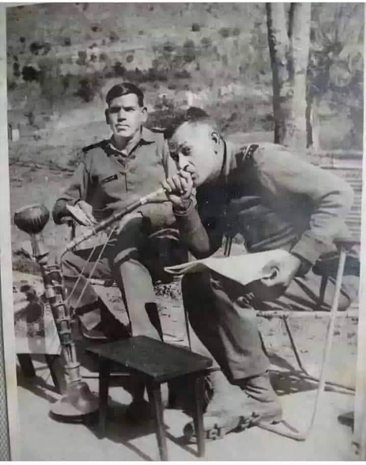 JAT_SAMAAJ's tweet photo. लाहौर ( पाकिस्तान ) में भारतीय तिरंगा झंडा लहरा कर  होक्का पी रहे जाट रेजीमेंट के जवान,
यह 1965 के युद्ध की बात हैं।

#जाट_समाज https://t.co/xN7eVgtLRT