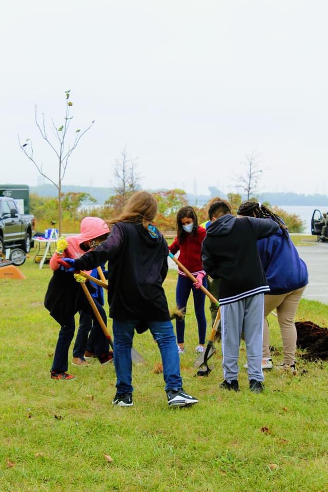 DunesLearning's tweet image. Thanks to the USDA Forest Service for their support of watershed education programs with an Urban Connections grant! This week, students got to plant trees and go canoeing.

#FSUrbanConnections @usfs_r9