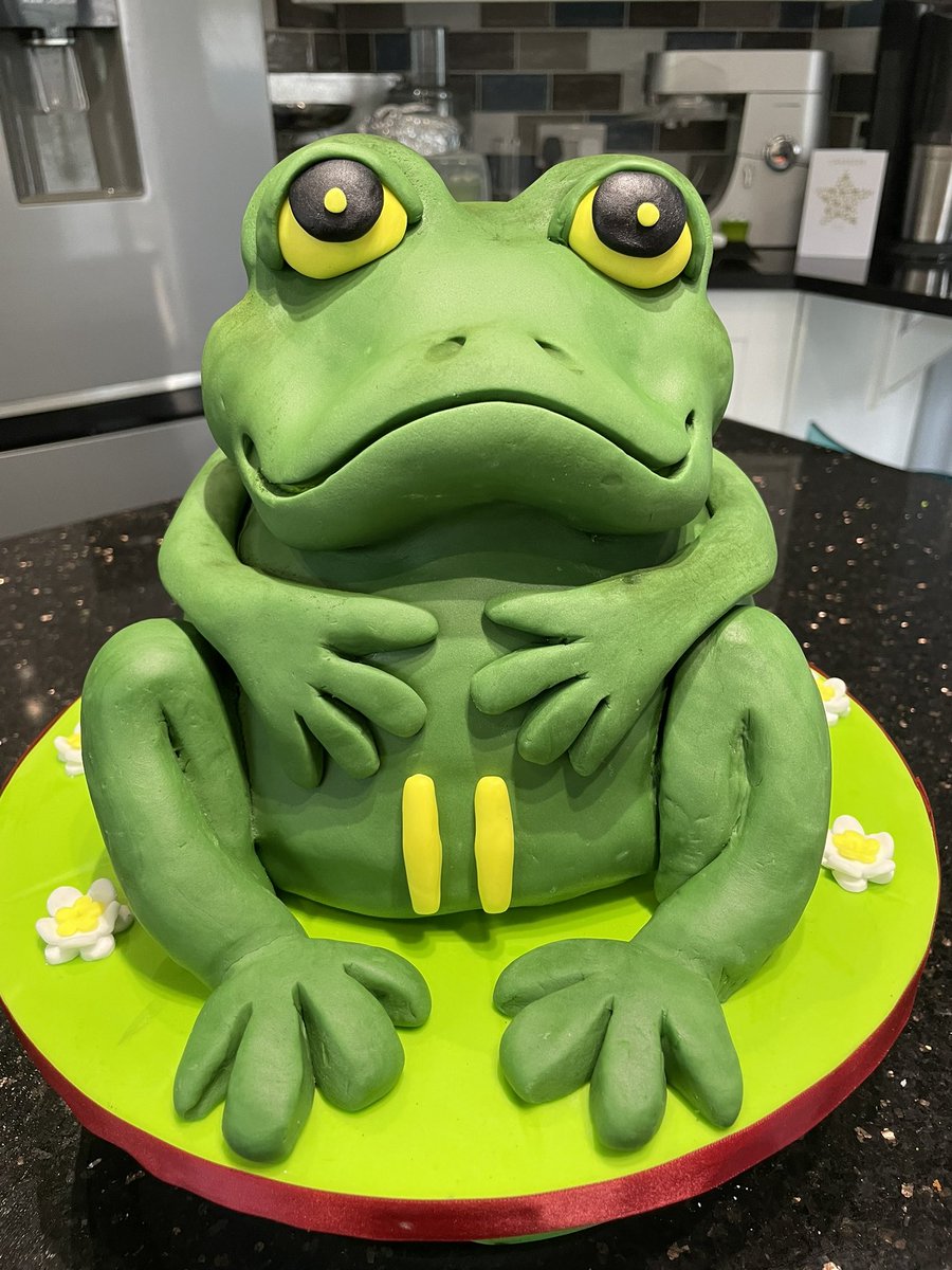AversAvril's tweet photo. It’s a frog kind of day #baking #toomanybirthdays https://t.co/Pwn1p5DfTQ