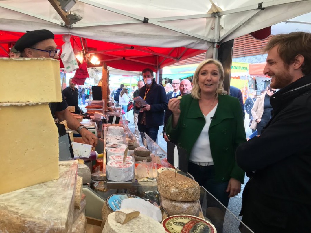🇫🇷 FLASH - Marine Le Pen au sommet de l’élevage : 'J’aime tous les fromages et je suis célibataire alors vous pouvez même m’en donner un qui sent… enfin vous voyez quoi'. (via @loicbesson) #ClermontFerrand