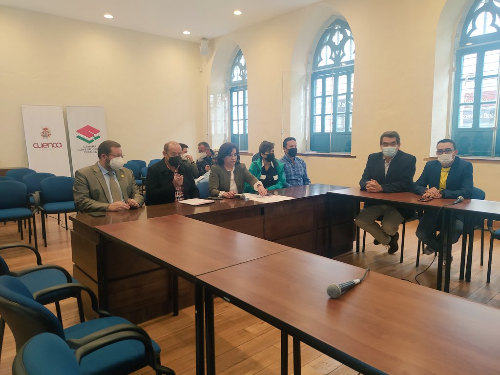 camaraconscue's tweet photo. La Presidenta de la Cámara de la Construcción de #Cuenca, María Cristina García realizó la entrega formal de documentación referente al fraccionamiento de suelo de áreas urbanas y de expansión urbana a las autoridades de la provincia. https://t.co/eoaN0xaCOT