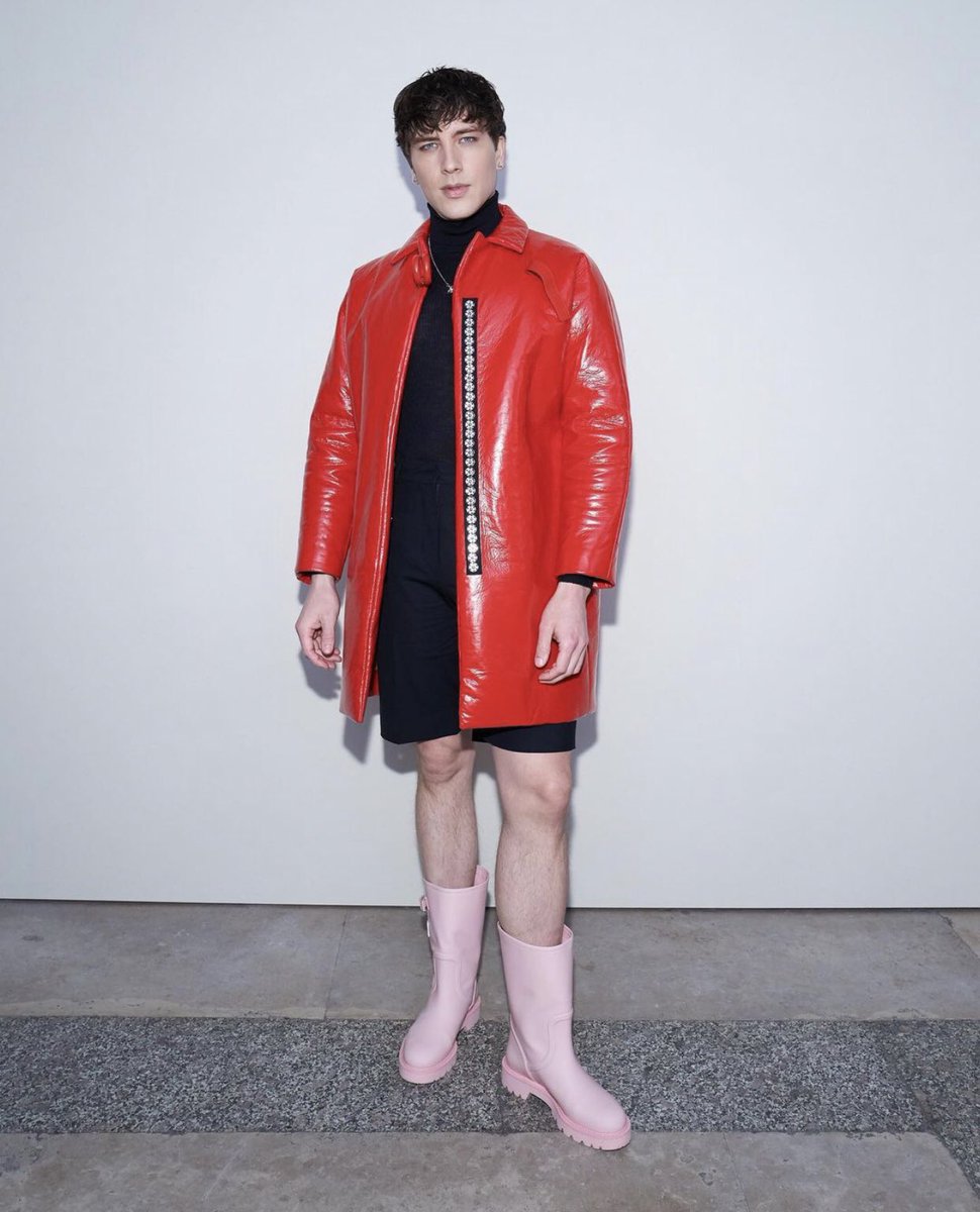 codyfern_th's tweet photo. Cody Fern ไปร่วมงาน Paris Fashion Week และดูโชว์ของ Louis Vuittion SS22 ด้วยค่ะ โคดี้ได้มาอีกปีแล้วววและยังคงร่วมงานกับ Louis Vuitton อยู่เรื่อยๆ ลุคนี้คือหล่อมากกก แต่มีคนแซวว่าเหมือน Peppa Pig อยู่ 😭 https://t.co/zgqkaBi2ft