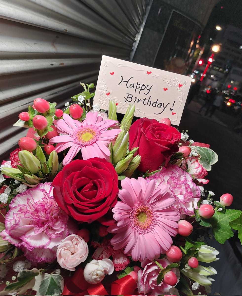 恵比寿駅西口 ｈａｎａ華林 深夜の花屋 ハナカリンです いやぁ 怖かったですね 地震 一時 恵比寿駅前もすごい人だかりでしたが 今は少し散らばった様子 でも 山手線は止まったままのようですね ちょうど地震発生時にご来店だったお客様 奥さまのお