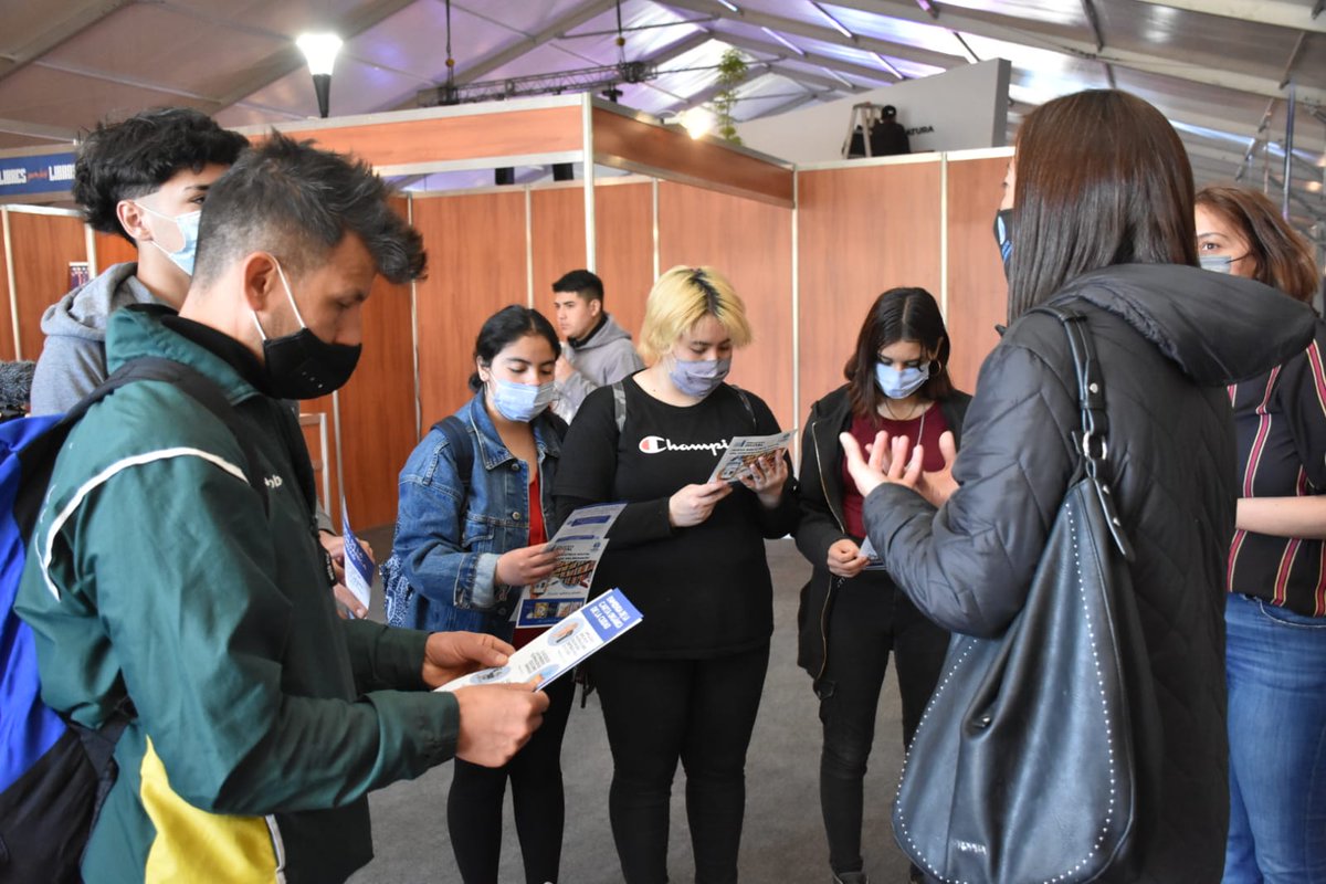 clauargumero's tweet photo. #FeriaDelLibroNqn
El #StandCD ya está preparado para recibir a todas las vecinas y vecinos que se acerquen a la 8va edición de la Feria Internacional del Libro “Marcelo Berbel”. Los esperamos de 14 a 00hs para conocer detalles sobre la casa del pueblo. https://t.co/Y0iw0c7nwP