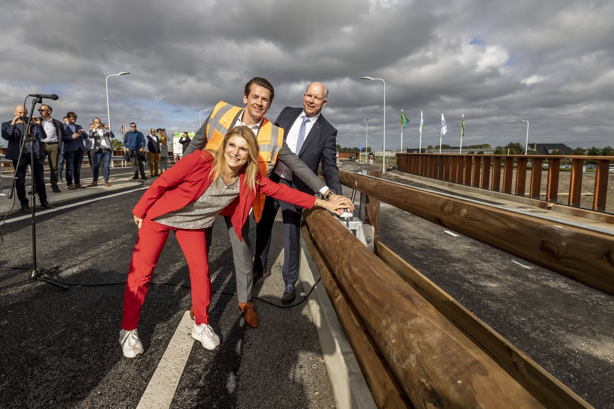 Vandaag is de Oostelijke Randweg in De Lier <a href="/GemWestland/">Gemeente Westland</a> feestelijk geopend. In het gebied is ook een nieuwe waterrijke ecologische zone aangelegd met 6500m2 #waterberging. hhdelfland.nl/actueel/nieuws…