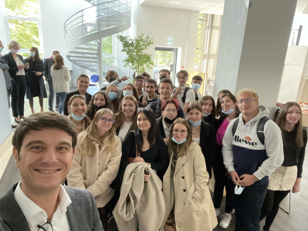 Fabien Versavau (@fabienversavau) on Twitter photo Merci aux Ă©tudiants de lâ@ESCClermont pour leur chaleureux accueil. Une jeune gĂ©nĂ©ration passionnĂ©e par le #digital. Pas de doute, la relĂšve est assurĂ©e ! <a href="/LauraMITON/">MITON Laura</a> @CZumboLebrument <a href="/FrRoudier/">Françoise ROUDIER</a> @ESCClerm_Alumni Merci aux Ă©tudiants de lâ@ESCClermont pour leur chaleureux accueil. Une jeune gĂ©nĂ©ration passionnĂ©e par le #digital. Pas de doute, la relĂšve est assurĂ©e ! <a href="/LauraMITON/">MITON Laura</a> @CZumboLebrument <a href="/FrRoudier/">Françoise ROUDIER</a> @ESCClerm_Alumni