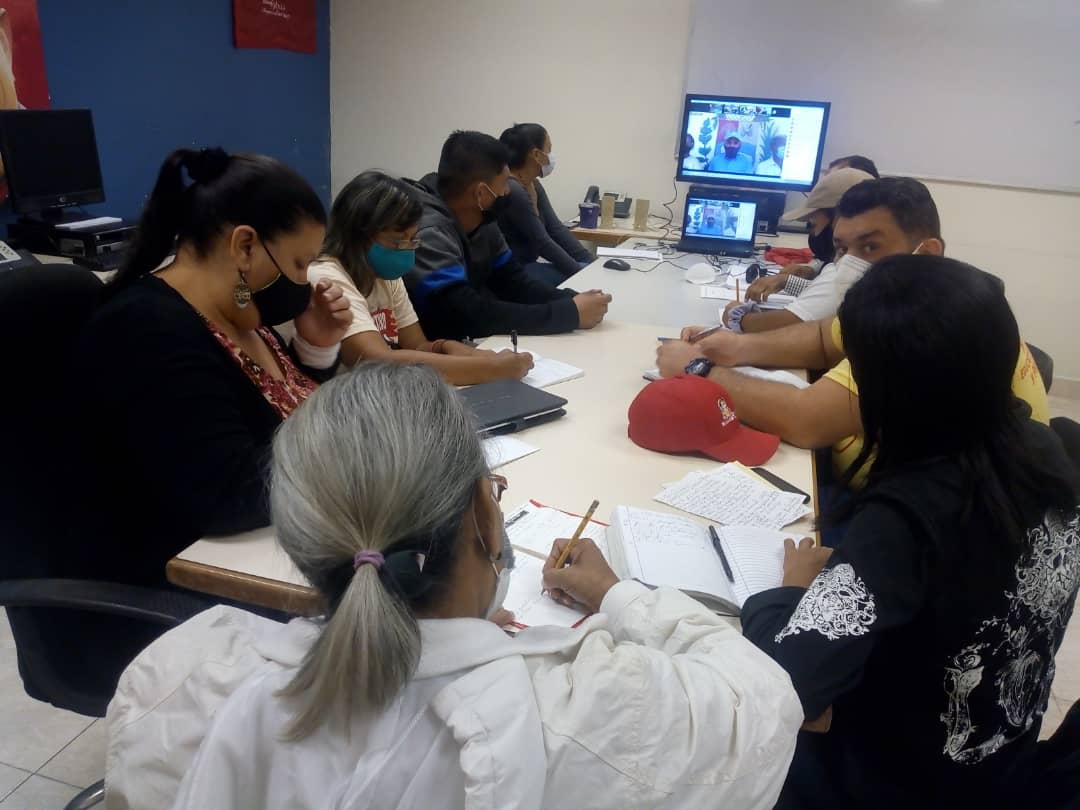 Videoconferencia del Equipo Estadal de MovSociales #Anzoategui con sus Mcipios socializando lineamientos emanadas por la Pdta de #MisiónRibas <a href="/DhelizAlvarez/">Dheliz Álvarez</a> respecto a MovilizaciónElectoral de las próximos dias <a href="/NicolasMaduro/">Nicolás Maduro</a>
<a href="/_LaAvanzadora/">Yelitze Santaella</a> @MPPEDUCACION
#ChavismoVictoriaPerfecta