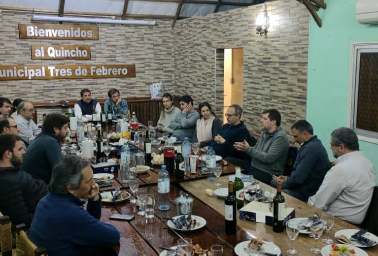 Peronista21's tweet photo. Gracias @dievalen x invitarnos con @danyreich y @aybar_rodrigo a conversar sobre los desafíos q tenemos x delante en la provincia y el país y la necesidad de seguir ampliando @juntoscambioar con una mirada productivista, centrada en el trabajo y los problemas reales de la gente. https://t.co/YJH5rAPHZz