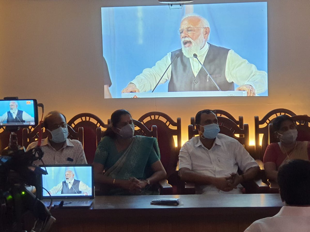 KochiRefinery's tweet photo. The virtual inauguration was followed by the dedication of PSA Oxygen Plants established under PM CARES by Hon’ble Prime Minister Shri Narendra Modi at AIIMS Rishikesh, Uttarakhand. Hon'ble PM's address being witnessed at Kannur, Kozhikode and TVM https://t.co/jhSHnGdJDY