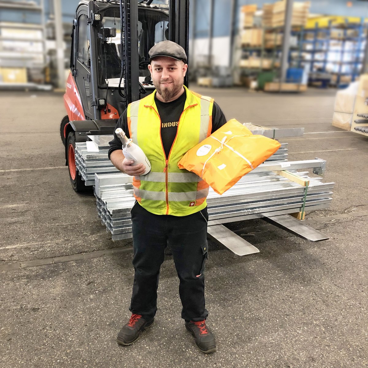 Klaus_Multipark's tweet photo. KLAUS Multiparking - Seit der Ausbildung bei uns
Matthias Kramer – ein treuer KLAUS-Mitarbeiter seit 15 Jahren.
Darauf sind wir stolz und gratulieren Dir herzlich!
#klausmultiparking #parkandsmile #yourorangeway #loyalität #zuverlässigkeit #begeisterung https://t.co/662VL93JDZ