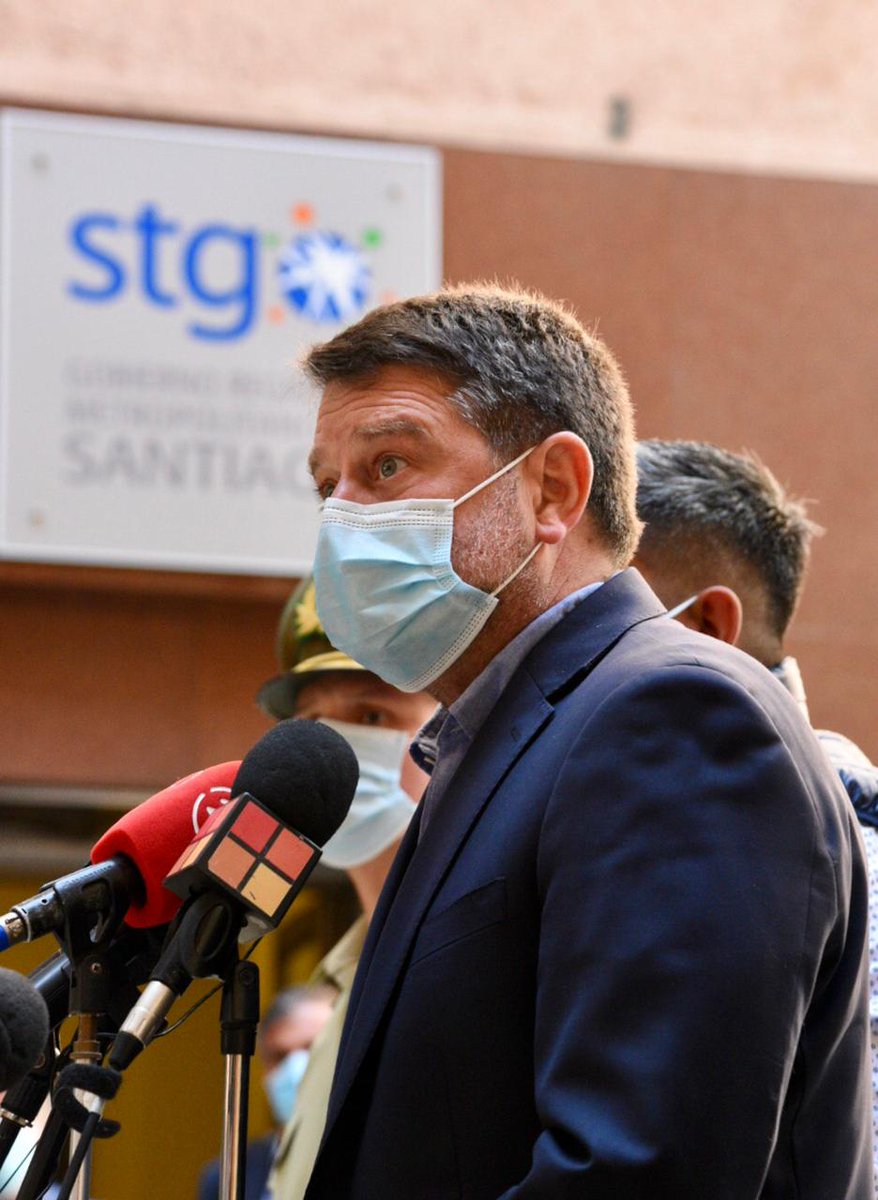 Orrego's tweet photo. La @SubPrevDelito comprometió motos para Carabineros y cámaras de televigilancia; @EFETrenesChile interconexión con cámaras municipales, mejor iluminación y limpieza; @Fisc_Occidente foco en bandas criminales. Fiscalizaremos que se cumplan compromisos con comunidad de #SnBernardo https://t.co/malobMHAM5