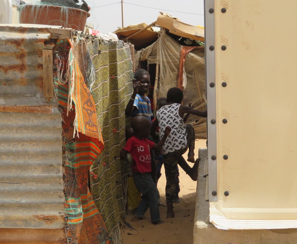 noeliarod17's tweet photo. Estas fotos las hice en abril en Saint Louis, la Costa norte de Senegal. En esta localización existen dos campamentos de desplazados climáticos, habitados, precisamente, por gente que ha perdido sus casas por el avance del mar. 
Hilo 🧶 ⬇️ https://t.co/iyFLUYJuL0