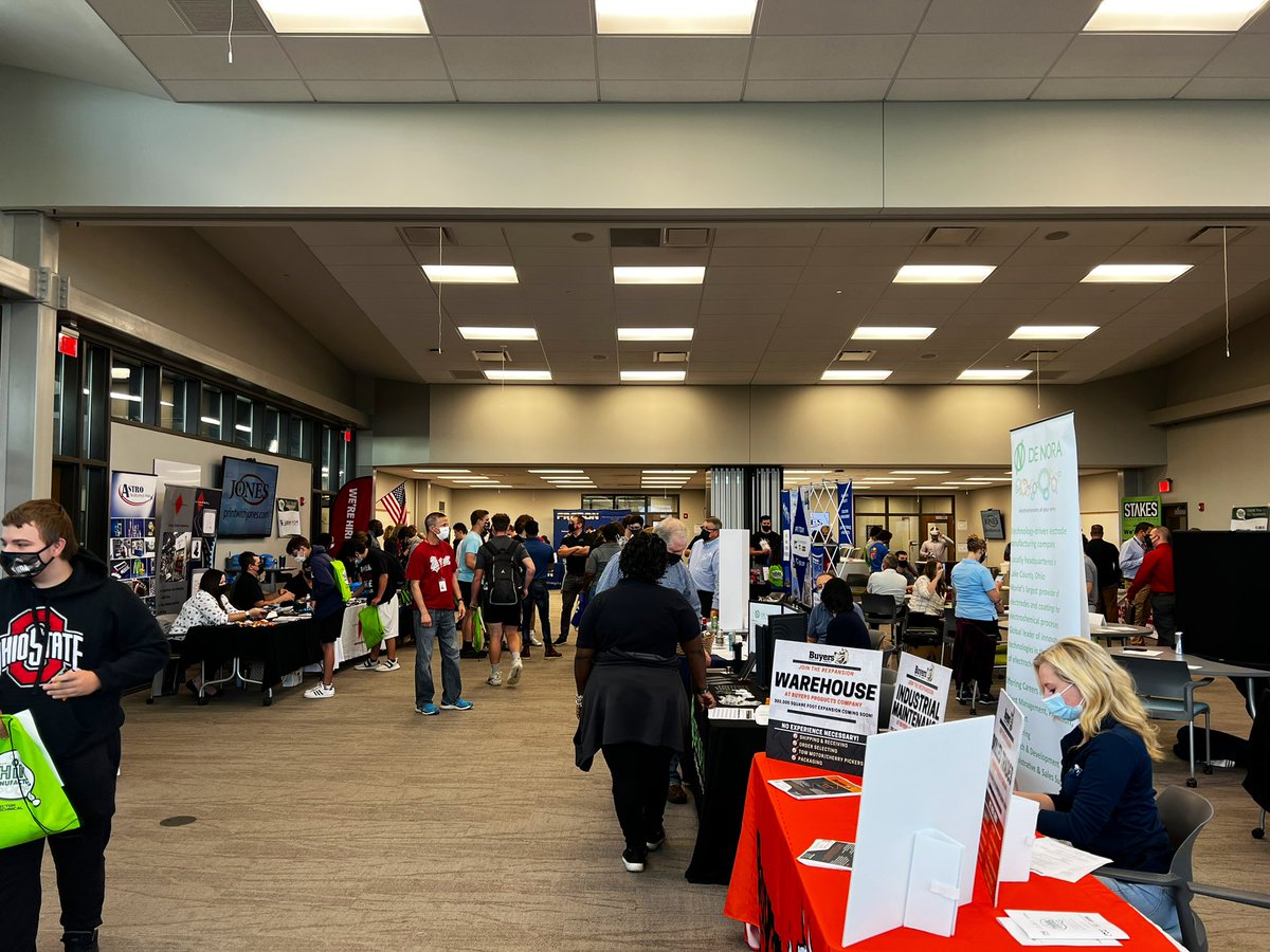 DrGlavanMHS's tweet photo. Excited for @mentorschools to host the 8th annual @awtthinkmfg expo! Bringing together hundreds of students from NEO with over 40 manufacturing employers! @OhioOWT @OhioCCS_CTE @OHEducation @OHIOMFG @WWLCchamber @Mentor_Chamber https://t.co/7KbeKWTo0n