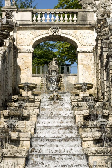 #LeSaviezVous ? Le réseau hydraulique du domaine national de #SaintCloud utilise la seule force de la gravité pour donner à l’eau une pression naturelle !💦
⛲Rendez-vous dimanche 10 octobre pour voir les bassins et fontaines s'animer comme par magie !  domaine-saint-cloud.fr/Actualites/Les…