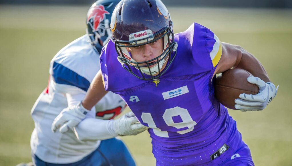 ViennaVikings's tweet photo. Das Dacia Vikings Team III empfängt am Samstag die Klosterneuburg Broncos. Die Hausherren brauchen einen Sieg zum Einzug in die #AFLDiv4 Playoffs.
#ReadAllAbout 👉🏽https://t.co/Jeewcksjsh
Foto: @HJirgal
#DaciaVikings #BleedPurple #Gameday https://t.co/Nn4rz07DSD