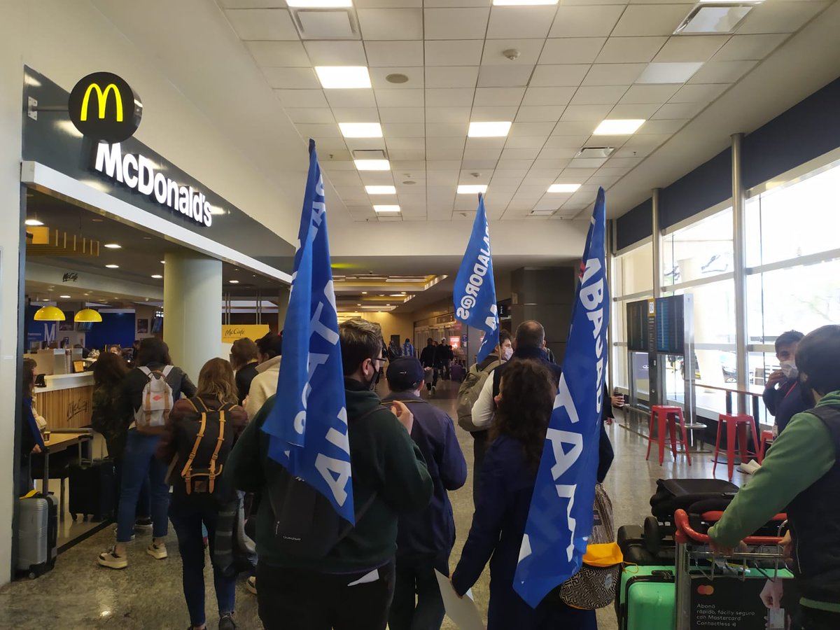 Claubonara's tweet photo. Todo el apoyo a los compañeros y compañeras de LATAM en lucha por sus puestos de trabajo, basta de familias en la calle. Que el gobierno cumpla el compromiso de continuidad laboral que firmó a través de los ministerios! https://t.co/bTUGfYoHFf