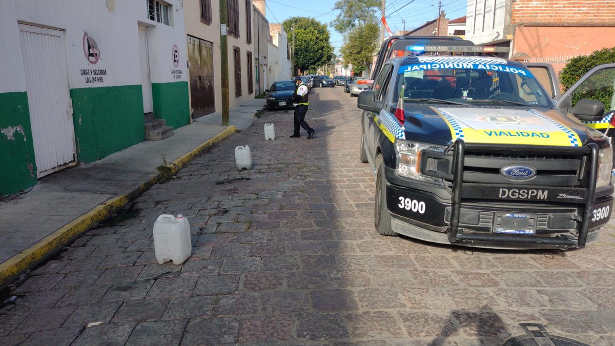 SSPCSLP's tweet photo. 👮🏻‍♂️Continúan las acciones para mantener las vialidades libres de obstrucción ✅
En atención a reportes ciudadanos, agentes viales  retiran objetos  ubicados en la vía pública en la zona de Tequis 🚔
👮🏻‍♀️La vialidad es de todos y todas 👏🏼
👮🏻‍♂️Servir y proteger a la ciudadanía https://t.co/Mwq02iv7k3