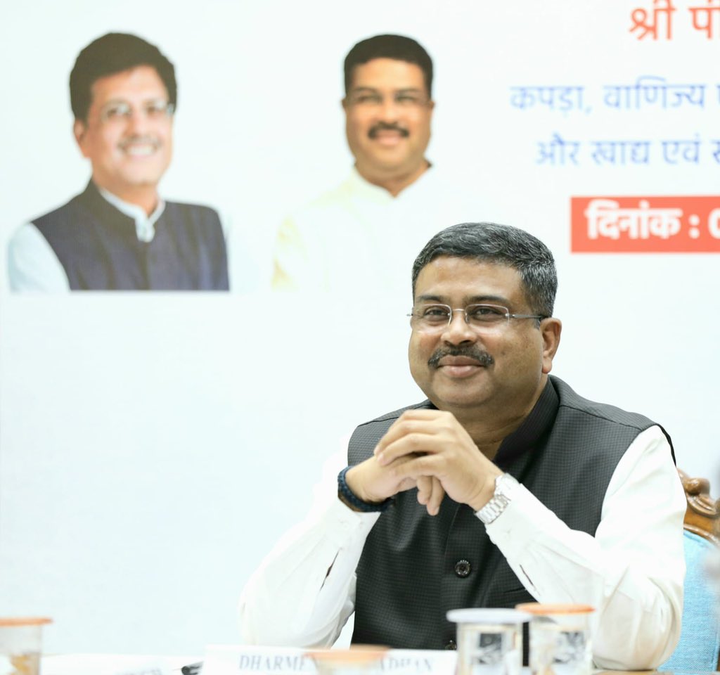 dpradhanbjp's tweet photo. Along with Shri @PiyushGoyal and my colleagues of @EduMinOfIndia participated in the webinar on "Sabka Prayaas: Collective Partnership" as a part of the ‘Good Governance’ webinar series being organised to observe #20YearsofSevaSamarpan. https://t.co/X6e5gWYvGu