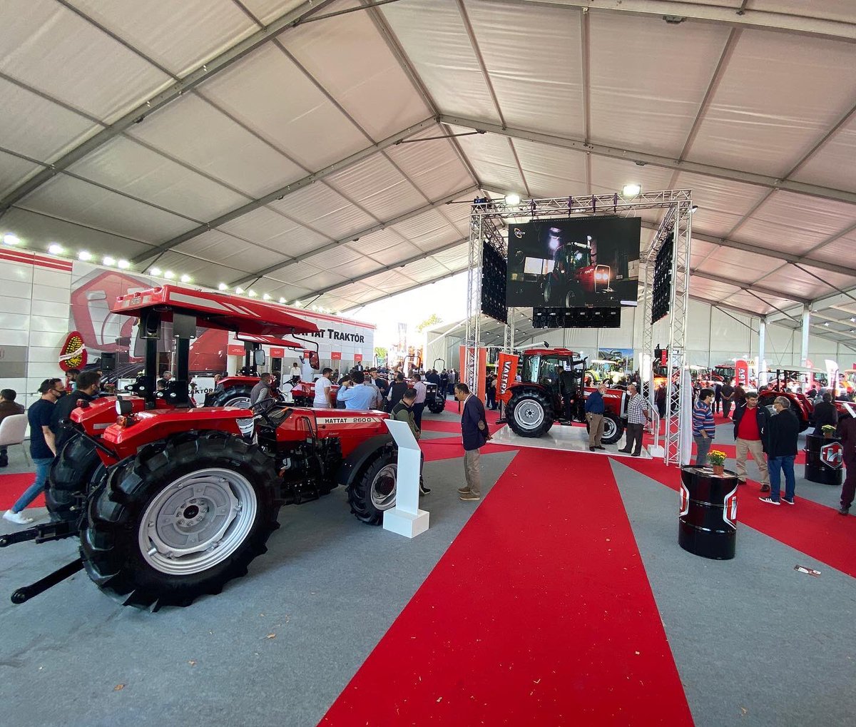 HattatTraktor's tweet photo. Bursa Tarım Fuarında Yeni 260G Kabin modelimiz büyük ilgi görüyor. Sizleri standımıza bekliyoruz.
.
#hattattraktör #hattattractor #bursa #bursatarımfuarı https://t.co/baXedubALj
