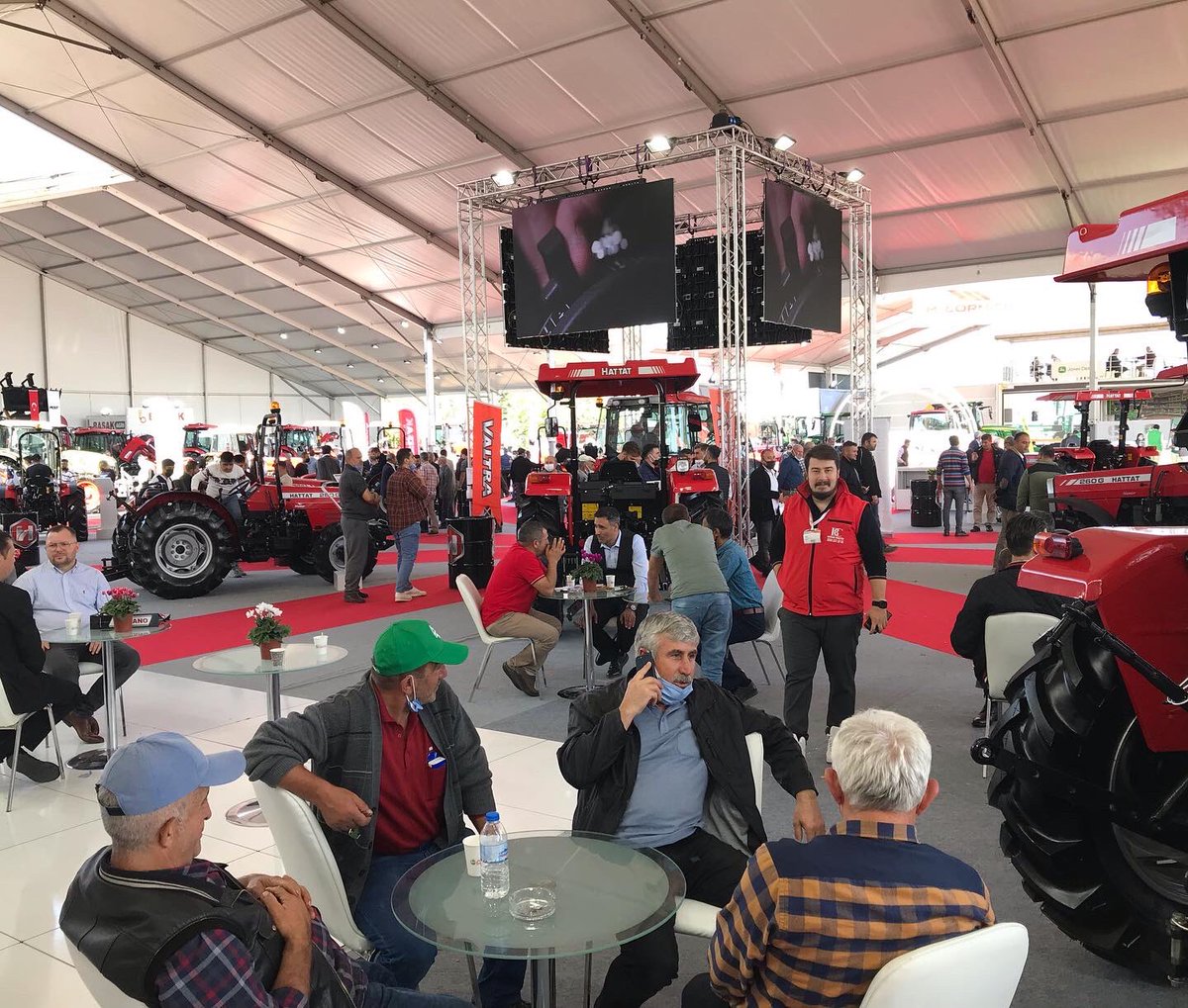 HattatTraktor's tweet photo. Bursa Tarım Fuarında Yeni 260G Kabin modelimiz büyük ilgi görüyor. Sizleri standımıza bekliyoruz.
.
#hattattraktör #hattattractor #bursa #bursatarımfuarı https://t.co/baXedubALj