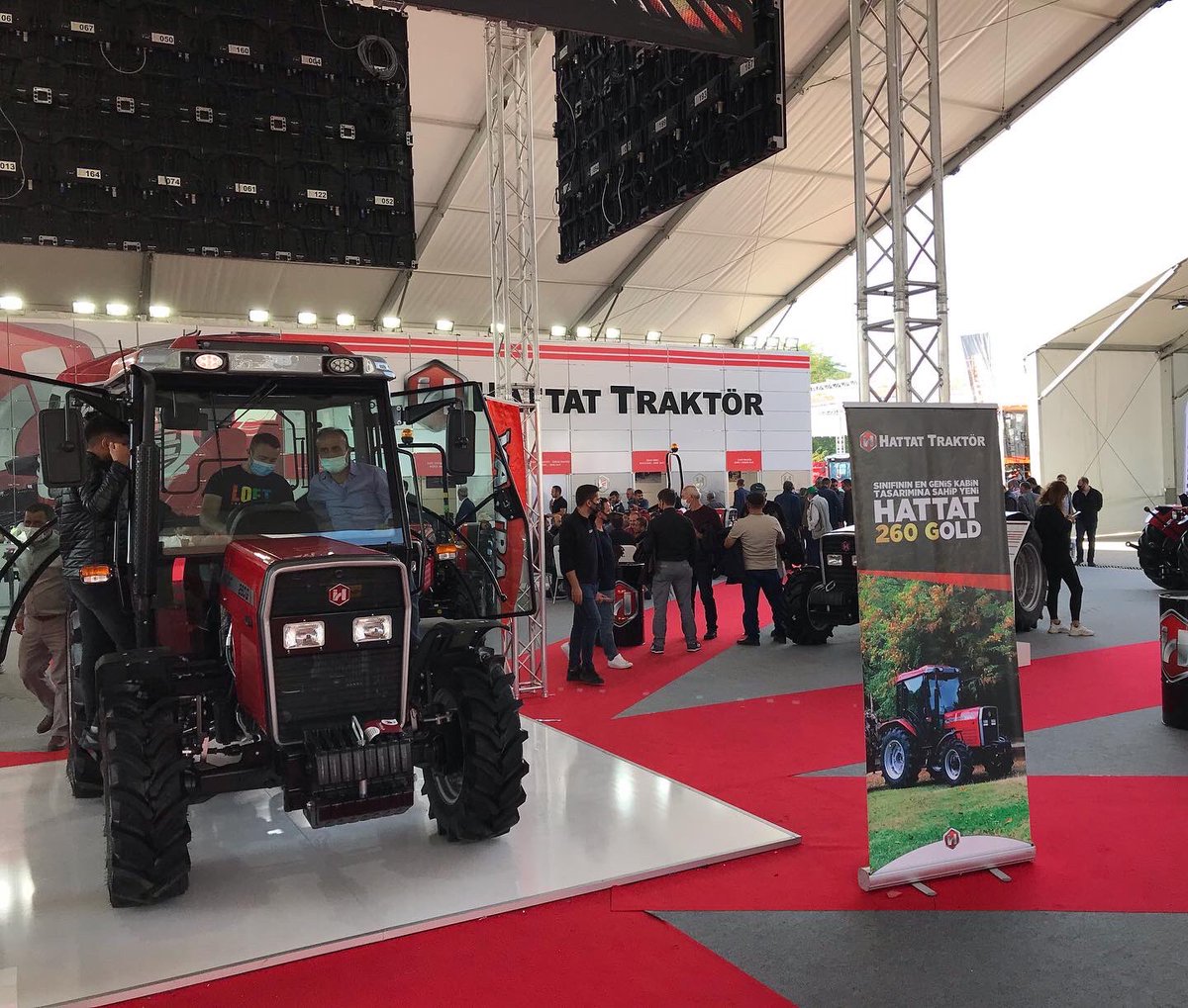 HattatTraktor's tweet photo. Bursa Tarım Fuarında Yeni 260G Kabin modelimiz büyük ilgi görüyor. Sizleri standımıza bekliyoruz.
.
#hattattraktör #hattattractor #bursa #bursatarımfuarı https://t.co/baXedubALj